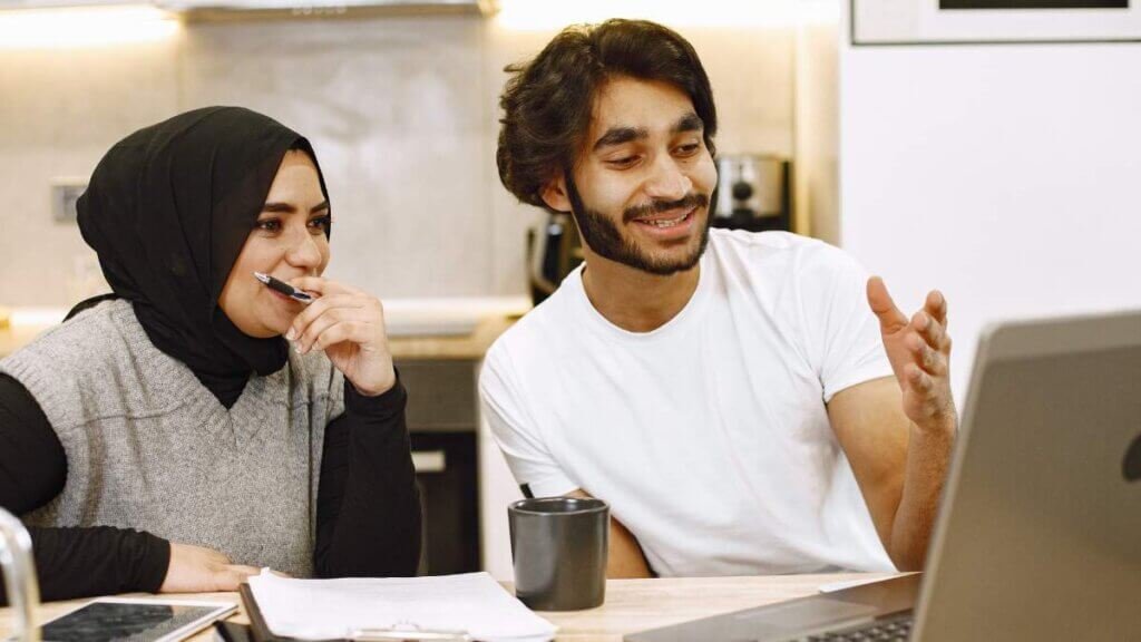 students work while studying in the UK